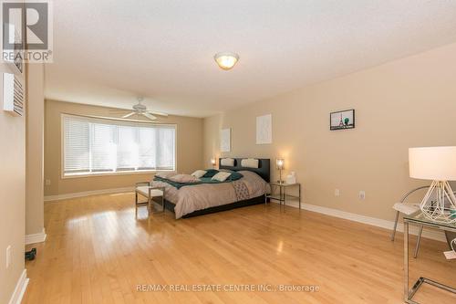 31 - 2295 Rochester Circle, Oakville, ON - Indoor Photo Showing Bedroom