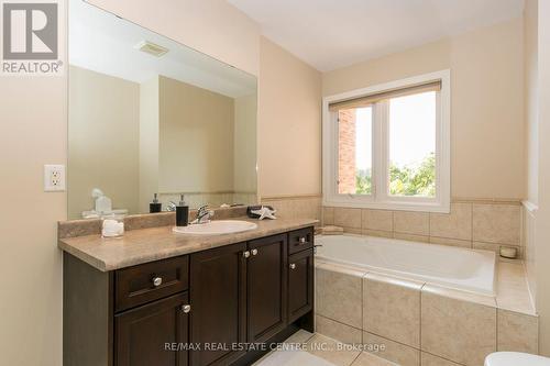 31 - 2295 Rochester Circle, Oakville, ON - Indoor Photo Showing Bathroom