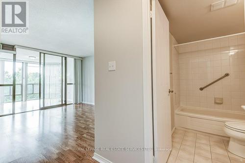 402 - 5070 Pinedale Avenue, Burlington, ON - Indoor Photo Showing Bathroom