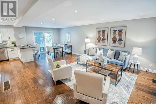 1825 Pattinson Crescent, Mississauga, ON - Indoor Photo Showing Living Room