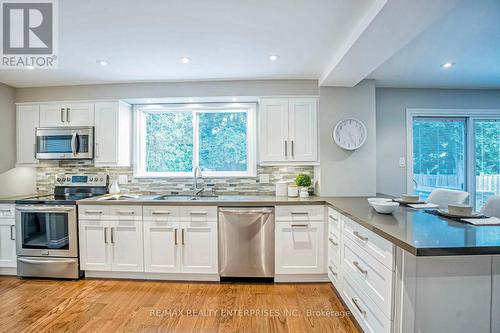 1825 Pattinson Crescent, Mississauga, ON - Indoor Photo Showing Kitchen With Upgraded Kitchen