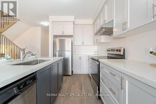 6 Del Grappa Street, Caledon, ON - Indoor Photo Showing Kitchen