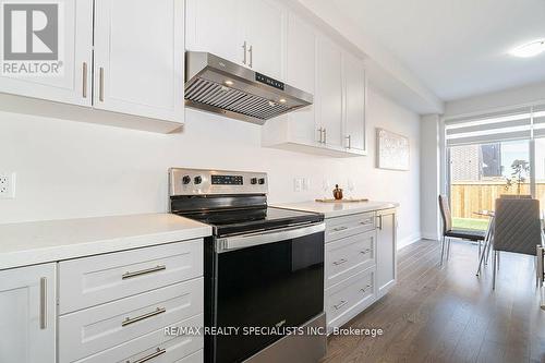 6 Del Grappa Street, Caledon, ON - Indoor Photo Showing Kitchen