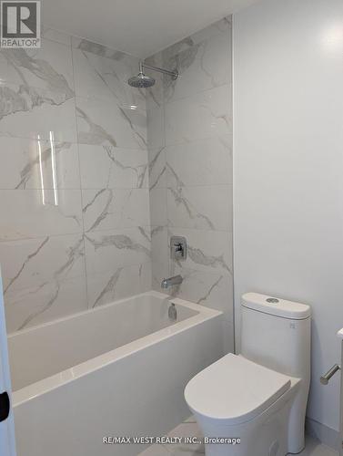 339 - 215 Lakeshore Road W, Mississauga, ON - Indoor Photo Showing Bathroom