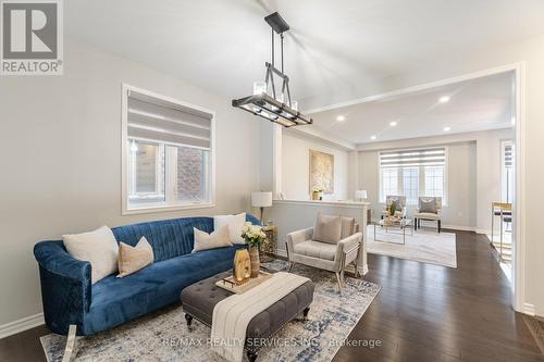 20 Callahan Court, Brampton, ON - Indoor Photo Showing Living Room