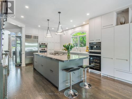 235 Lakewood Drive, Oakville, ON - Indoor Photo Showing Kitchen With Upgraded Kitchen