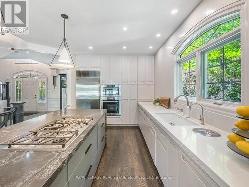 235 Lakewood Drive, Oakville, ON - Indoor Photo Showing Kitchen With Upgraded Kitchen