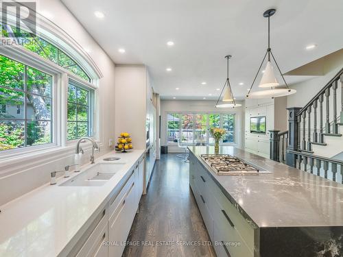 235 Lakewood Drive, Oakville, ON - Indoor Photo Showing Kitchen With Upgraded Kitchen