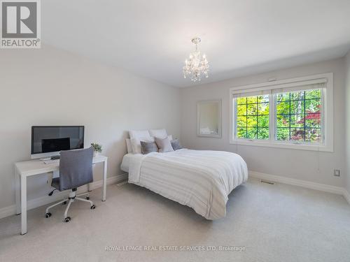 235 Lakewood Drive, Oakville, ON - Indoor Photo Showing Bedroom