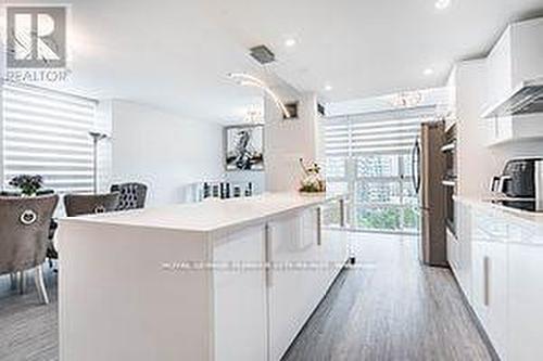 1407 - 3650 Kaneff Crescent, Mississauga, ON - Indoor Photo Showing Kitchen