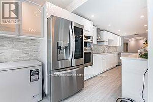 1407 - 3650 Kaneff Crescent, Mississauga, ON - Indoor Photo Showing Kitchen