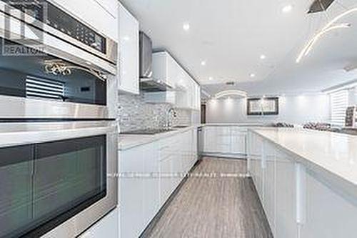 1407 - 3650 Kaneff Crescent, Mississauga, ON - Indoor Photo Showing Kitchen With Upgraded Kitchen