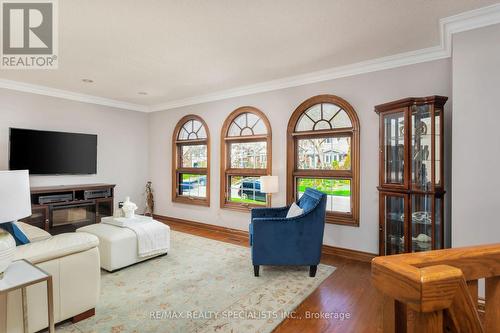 327A Lake Promenade, Toronto, ON - Indoor Photo Showing Living Room