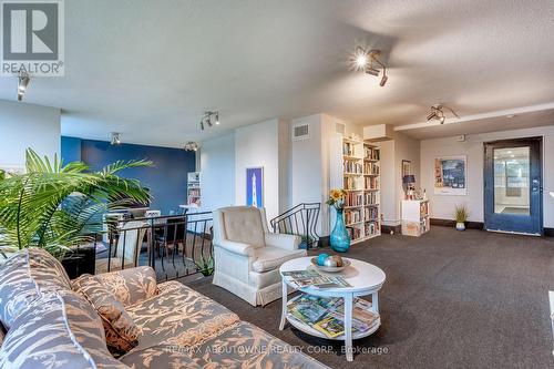 1006 - 2263 Marine Drive, Oakville, ON - Indoor Photo Showing Living Room