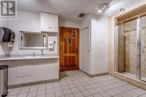 1006 - 2263 Marine Drive, Oakville, ON - Indoor Photo Showing Bathroom