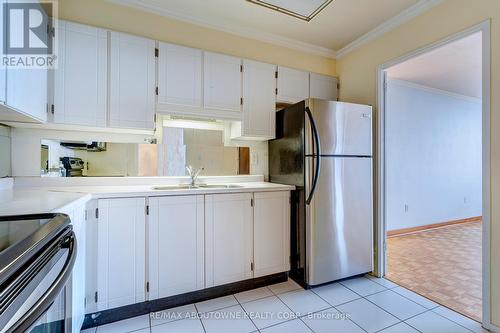 1006 - 2263 Marine Drive, Oakville, ON - Indoor Photo Showing Kitchen With Double Sink