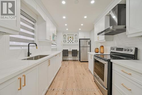 41 Cashel Street, Brampton, ON - Indoor Photo Showing Kitchen With Upgraded Kitchen