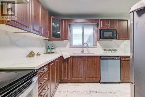 47 - 45 Hansen Road N, Brampton, ON - Indoor Photo Showing Kitchen