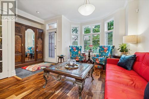 39 Chester Street, Oakville, ON - Indoor Photo Showing Living Room