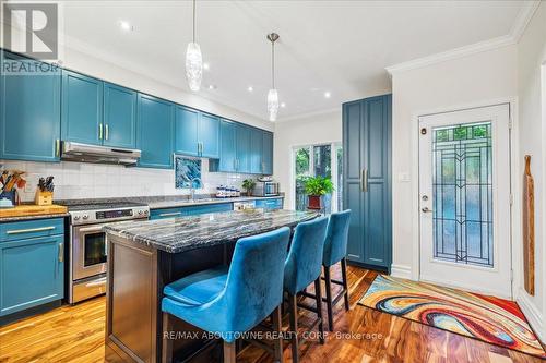 39 Chester Street, Oakville, ON - Indoor Photo Showing Kitchen With Upgraded Kitchen