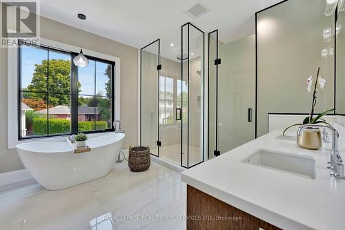 447 Tower Drive, Oakville, ON - Indoor Photo Showing Bathroom