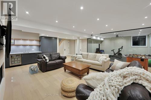 447 Tower Drive, Oakville, ON - Indoor Photo Showing Living Room