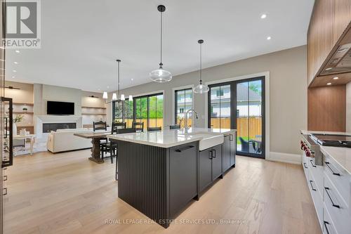 447 Tower Drive, Oakville, ON - Indoor Photo Showing Kitchen With Upgraded Kitchen