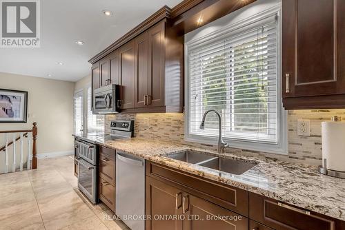 27 Parkview Place, Brampton, ON - Indoor Photo Showing Kitchen With Double Sink With Upgraded Kitchen