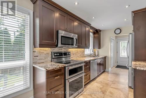 27 Parkview Place, Brampton, ON - Indoor Photo Showing Kitchen With Upgraded Kitchen