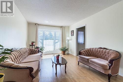 408 Naomi Crescent, Mississauga, ON - Indoor Photo Showing Living Room