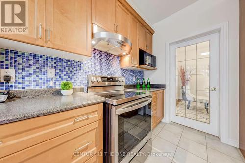 34 Wicker Drive, Richmond Hill, ON - Indoor Photo Showing Kitchen