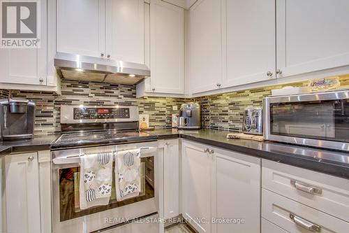 213 - 11121 Yonge Street, Richmond Hill, ON - Indoor Photo Showing Kitchen