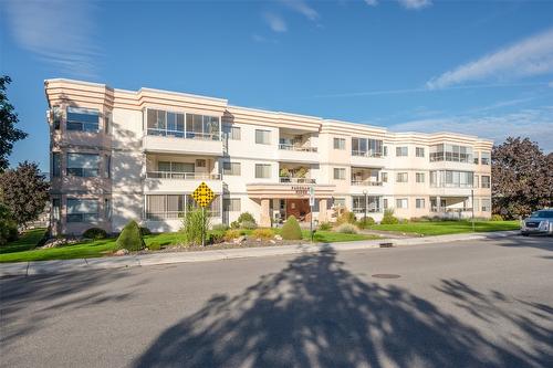 305-1445 Halifax Street, Penticton, BC - Outdoor With Facade