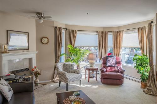 305-1445 Halifax Street, Penticton, BC - Indoor Photo Showing Living Room