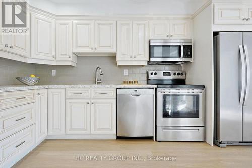 83 Mugford Road, Aurora, ON - Indoor Photo Showing Kitchen With Upgraded Kitchen