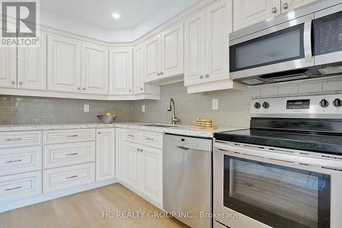 83 Mugford Road, Aurora, ON - Indoor Photo Showing Kitchen With Upgraded Kitchen