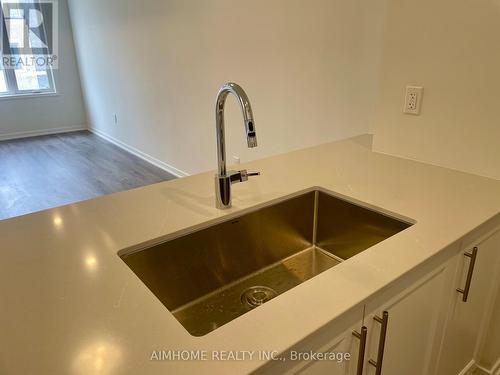 218 - 131 Honeycrisp Crescent, Vaughan, ON - Indoor Photo Showing Kitchen