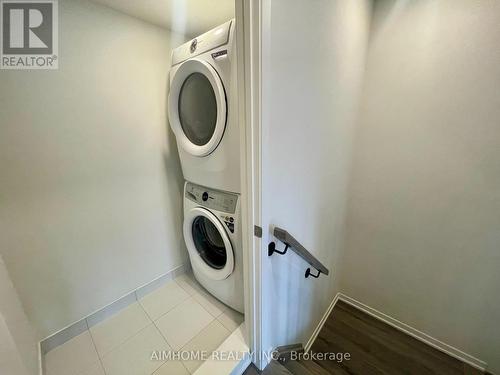 218 - 131 Honeycrisp Crescent, Vaughan, ON - Indoor Photo Showing Laundry Room