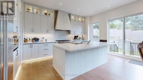 24 Limerick Street, Richmond Hill, ON - Indoor Photo Showing Kitchen With Upgraded Kitchen