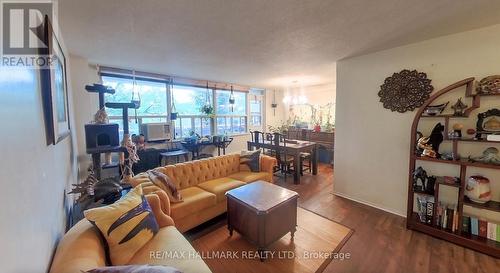 310 - 270 Palmdale Drive, Toronto, ON - Indoor Photo Showing Living Room