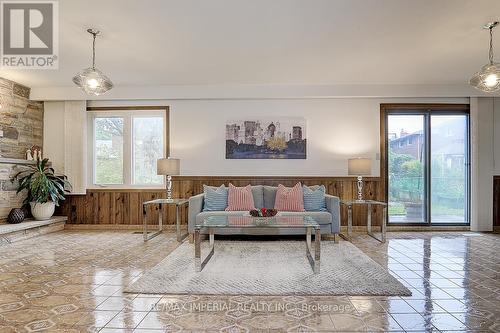 299 Huntsmill Boulevard, Toronto, ON - Indoor Photo Showing Living Room