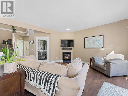 3289 Broadview Road Unit# 39, West Kelowna, BC - Indoor Photo Showing Living Room With Fireplace