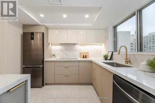 701 - 717 Bay Street, Toronto, ON - Indoor Photo Showing Kitchen With Upgraded Kitchen