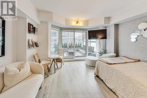 413 - 155 Yorkville Avenue, Toronto, ON - Indoor Photo Showing Living Room