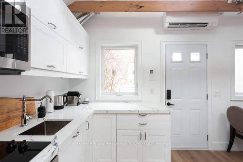 300 Crawford Street, Toronto, ON - Indoor Photo Showing Kitchen