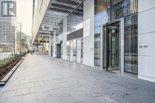 1010 - 100 Harbour Street, Toronto, ON - Outdoor