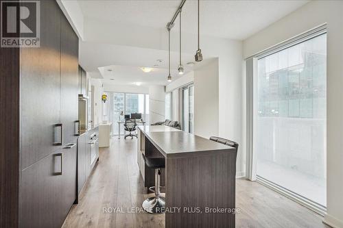 1010 - 100 Harbour Street, Toronto, ON - Indoor