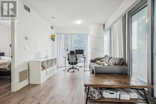 1010 - 100 Harbour Street, Toronto, ON - Indoor