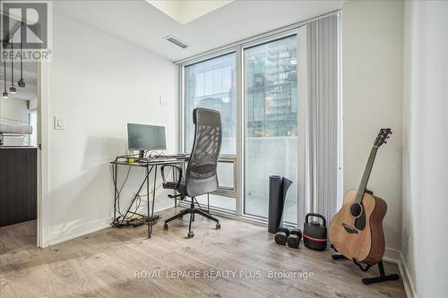 1010 - 100 Harbour Street, Toronto, ON - Indoor Photo Showing Office