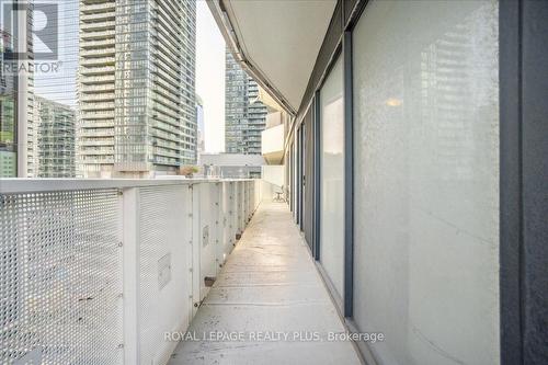 1010 - 100 Harbour Street, Toronto, ON - Outdoor